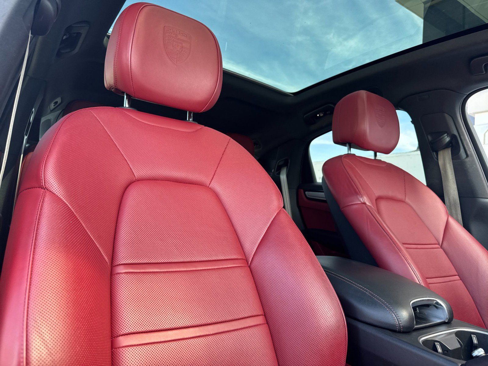 Used 2022 Porsche Cayenne Platinum Edition image 17