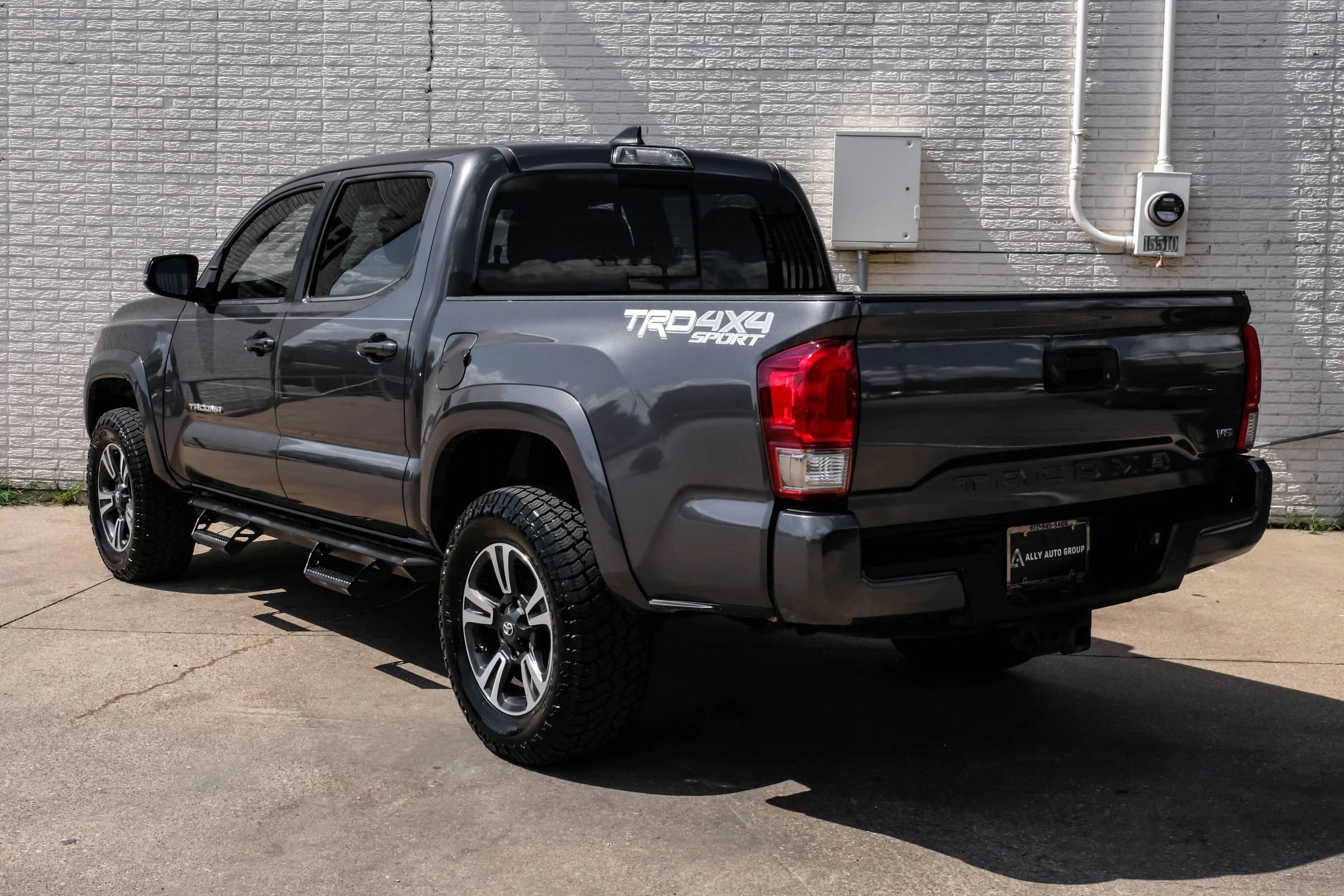 Used 2017 Toyota Tacoma TRD Sport w/ Tow Package (A/T) AWD/4WD image 9