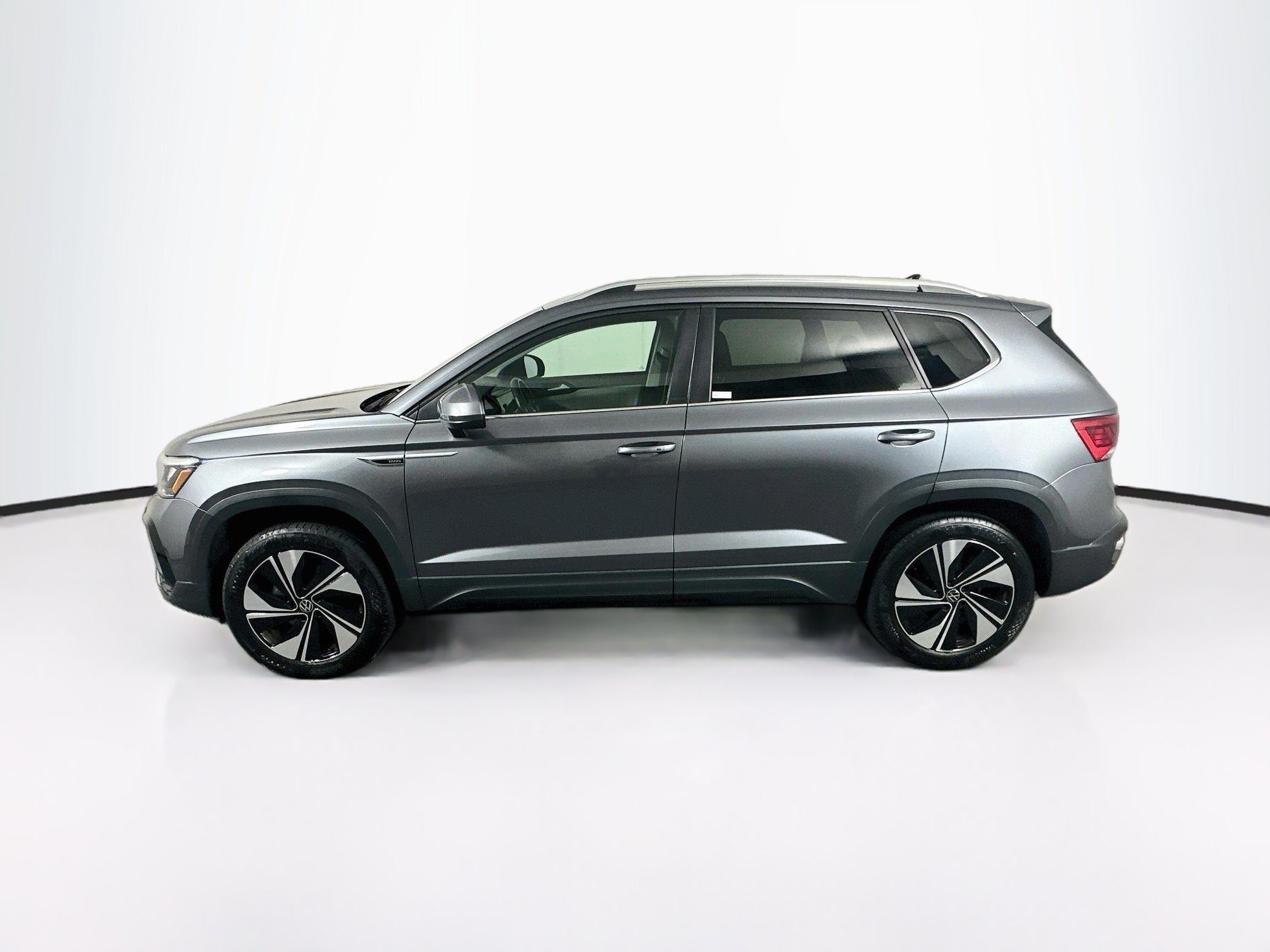 Used 2024 Volkswagen Taos SE AWD/4WD image 4