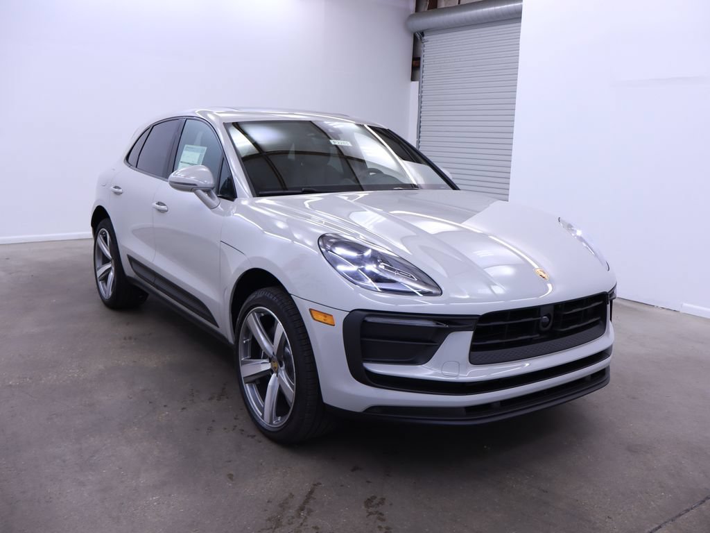 Certified 2025 Porsche Macan AWD/4WD image 9