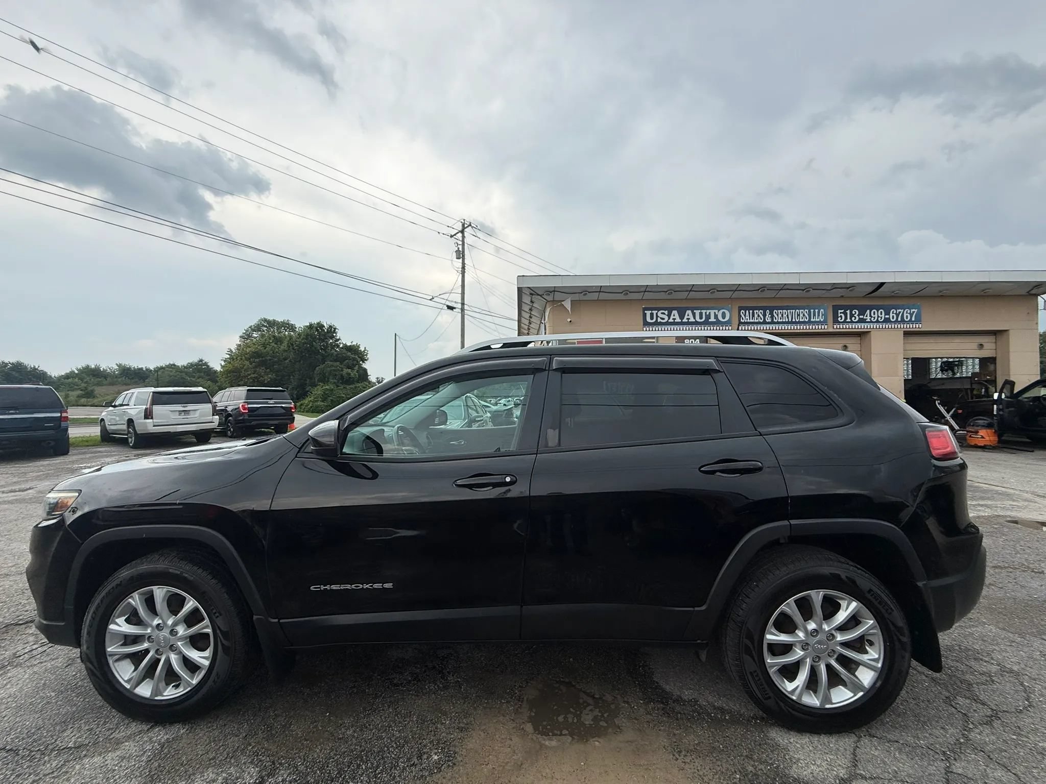Used 2020 Jeep Cherokee Latitude w/ Cold Weather Group AWD/4WD image 3