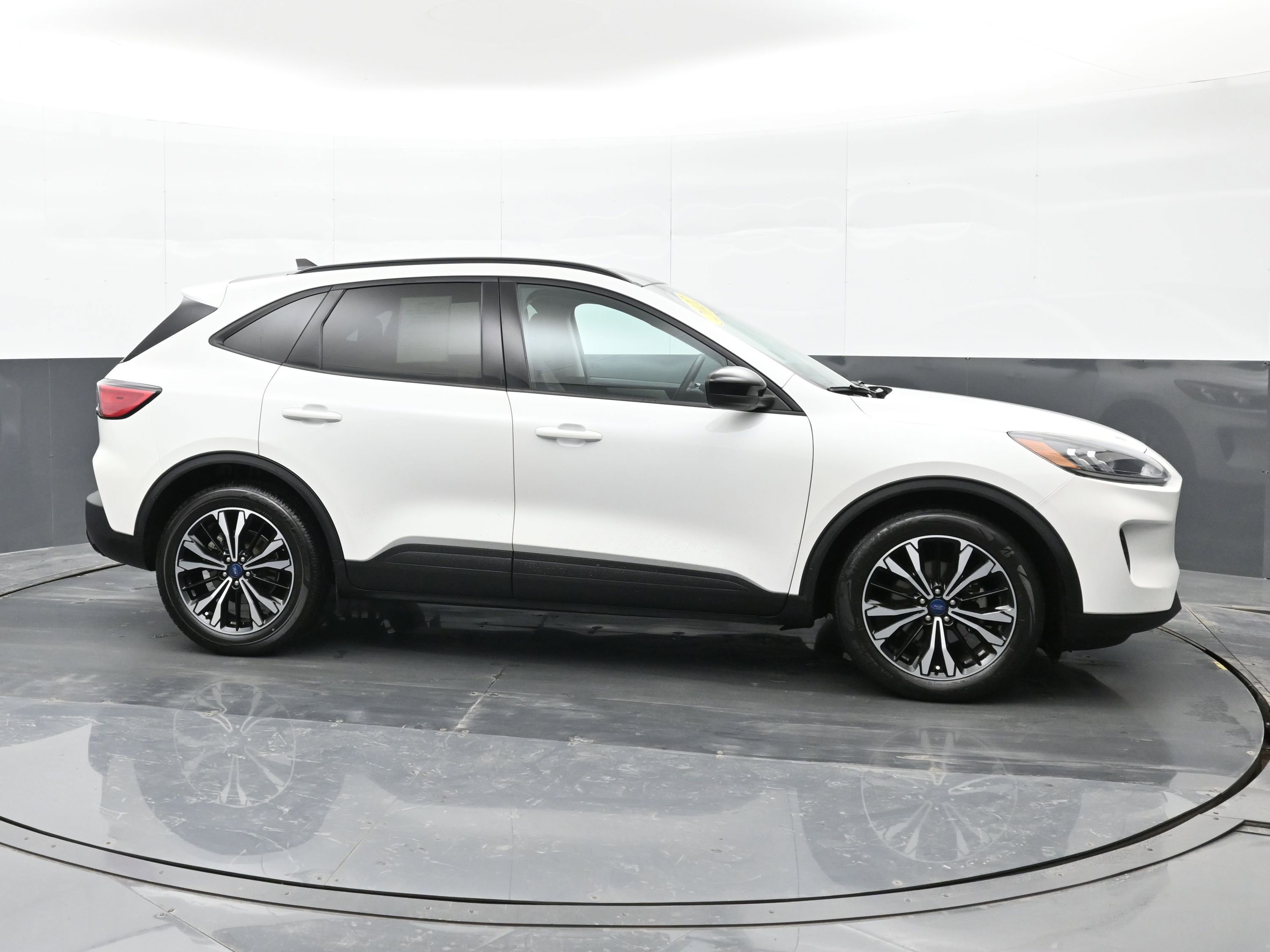 Used 2022 Ford Escape SE w/ SE Sport Appearance Package image 7