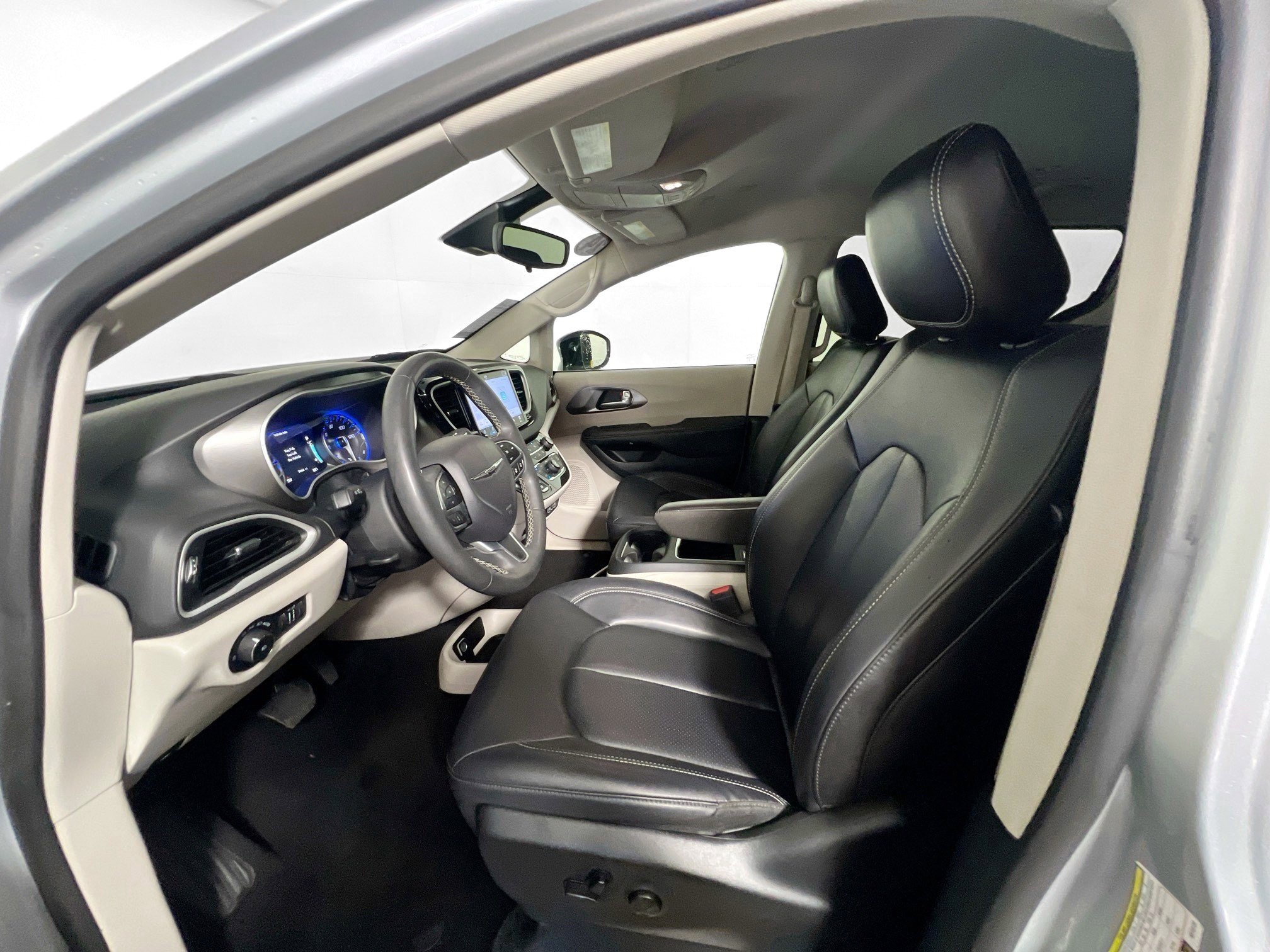 Used 2024 Chrysler Pacifica Touring-L image 14