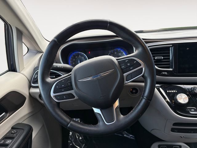 Used 2017 Chrysler Pacifica Touring-L Plus FWD image 12