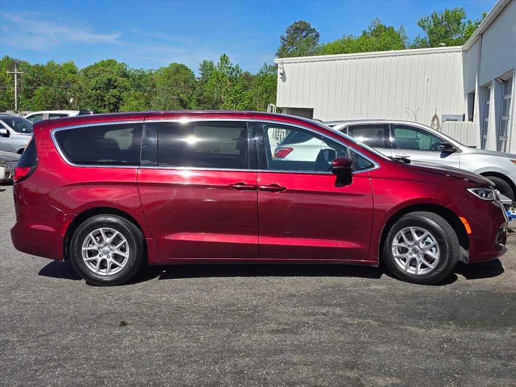 Used 2023 Chrysler Pacifica Touring-L image 14