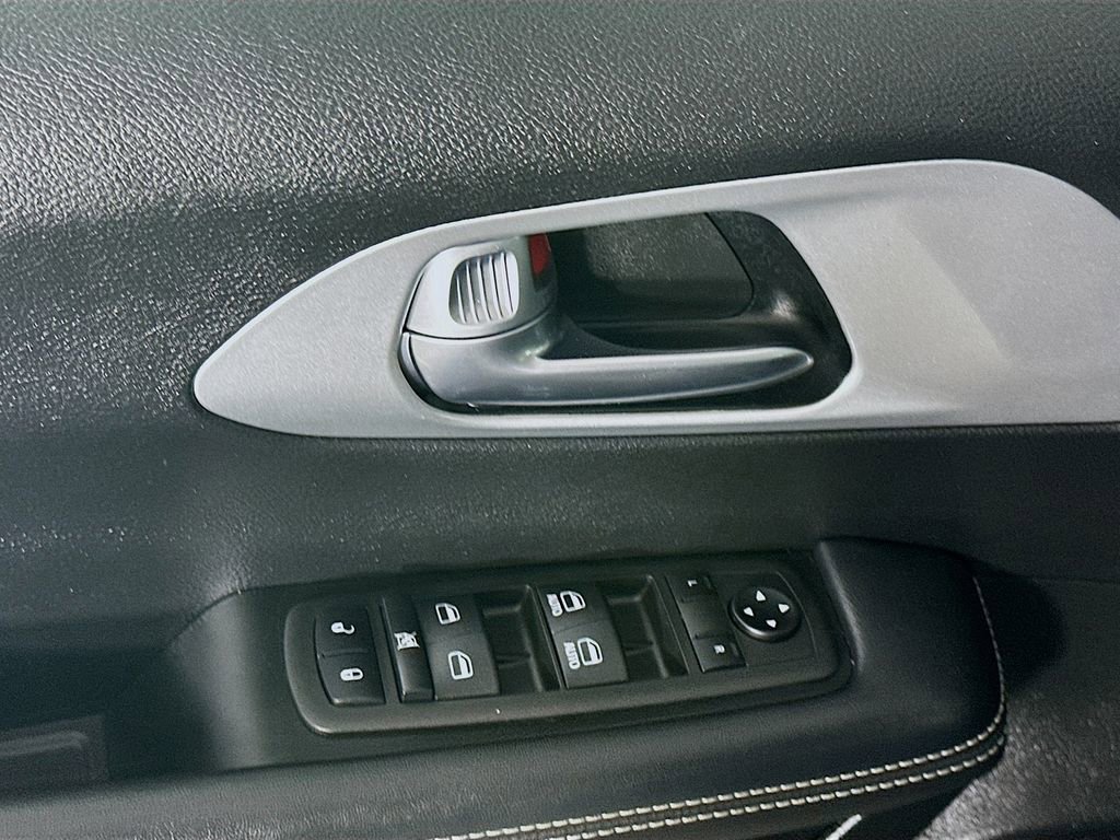 Used 2023 Chrysler Pacifica Touring image 24