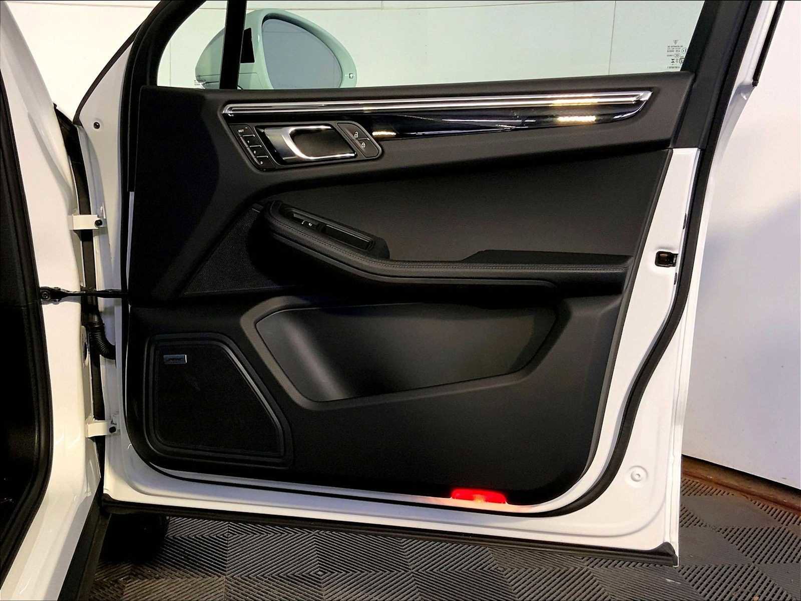 Certified 2025 Porsche Macan image 26