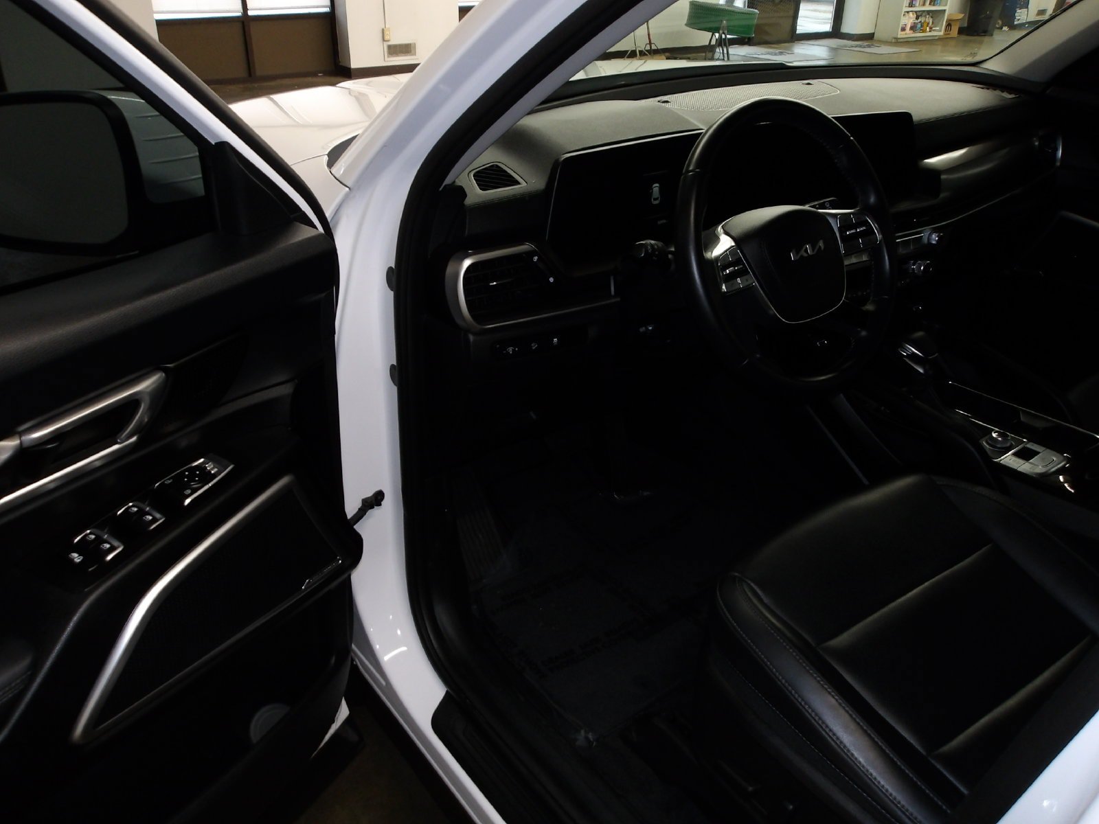 Used 2024 Kia Telluride S AWD/4WD image 6