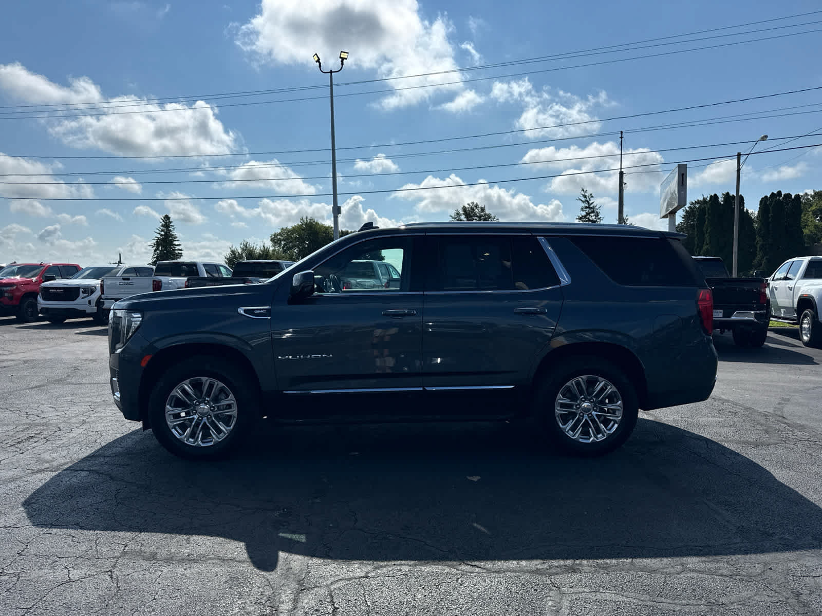 Certified 2021 GMC Yukon SLT w/ SLT Premium Package AWD/4WD image 2