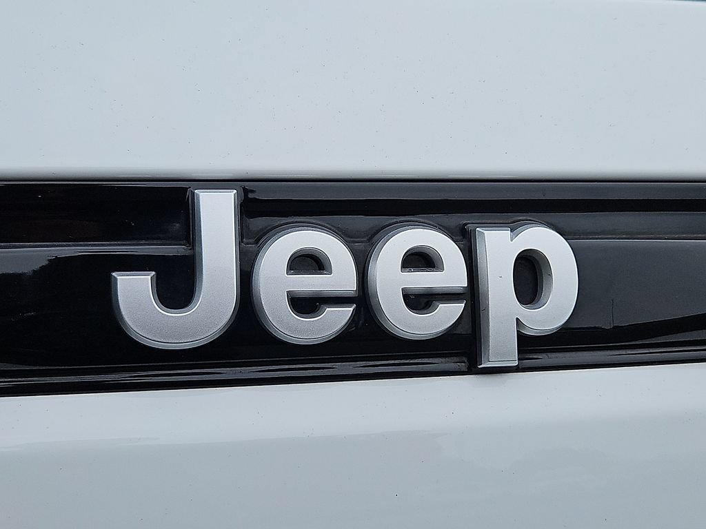 Certified 2025 Jeep Grand Cherokee Summit w/ Luxury Tech Group V AWD/4WD image 30