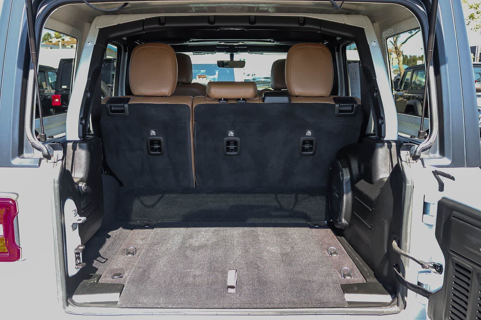 Used 2023 Jeep Wrangler Unlimited Sahara AWD/4WD image 28