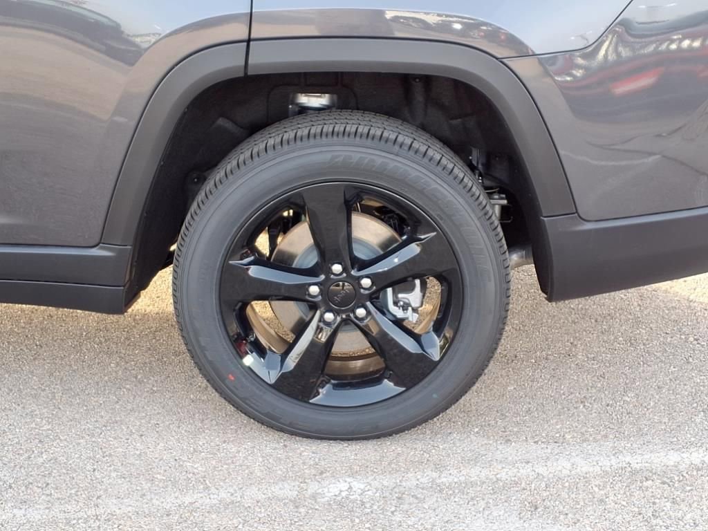 New 2025 Jeep Grand Cherokee L Altitude image 3