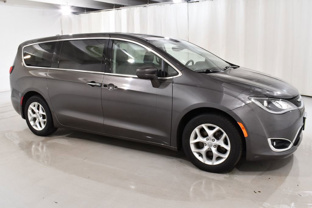 Used 2018 Chrysler Pacifica Touring Plus w/ Tire & Wheel Group FWD image 5