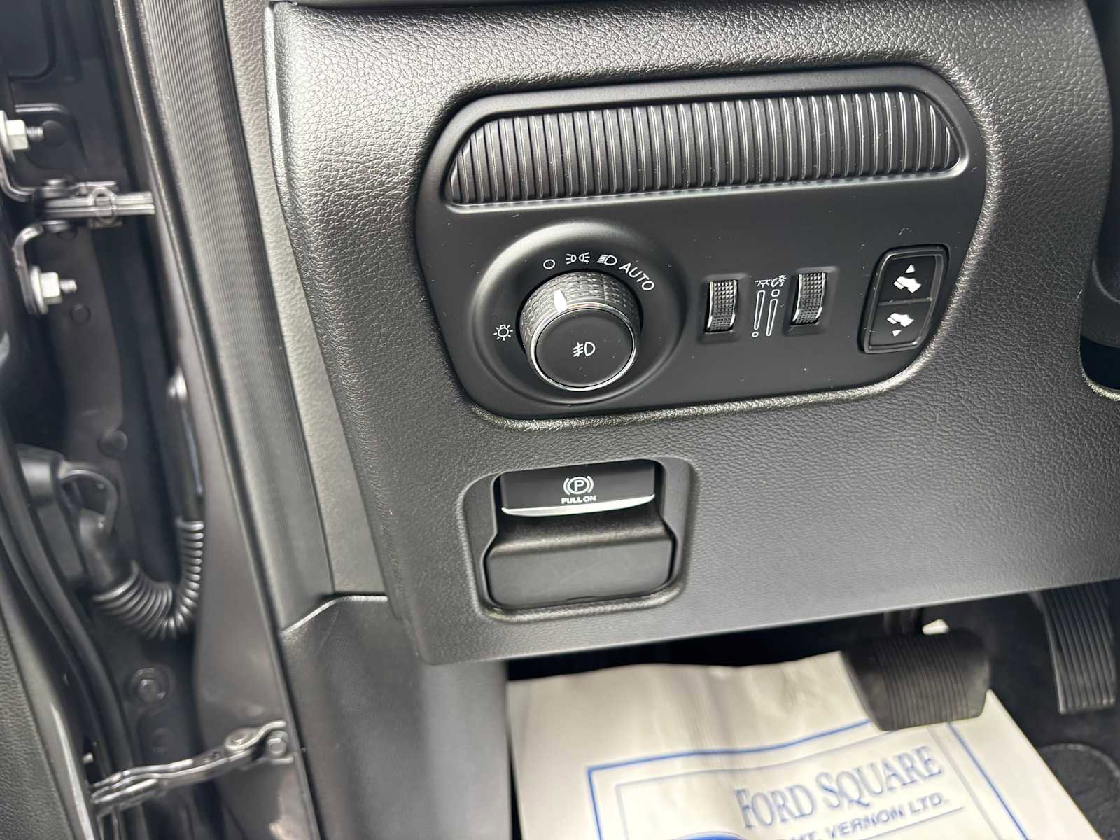 Certified 2024 Jeep Wagoneer L Series III w/ Flexible Seating Group image 26