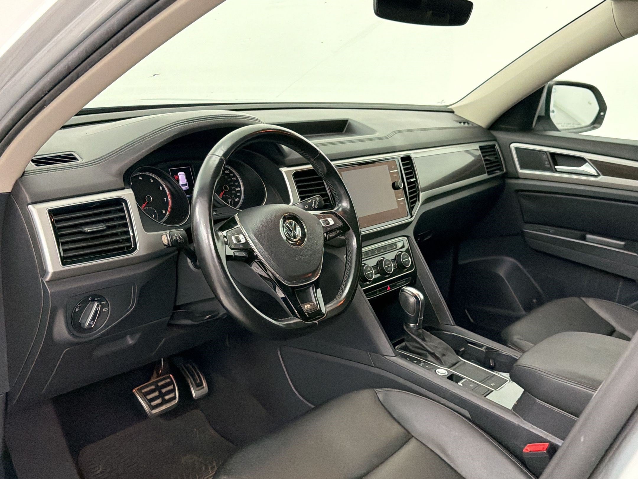 Used 2018 Volkswagen Atlas SEL w/ R-Line Package FWD image 4