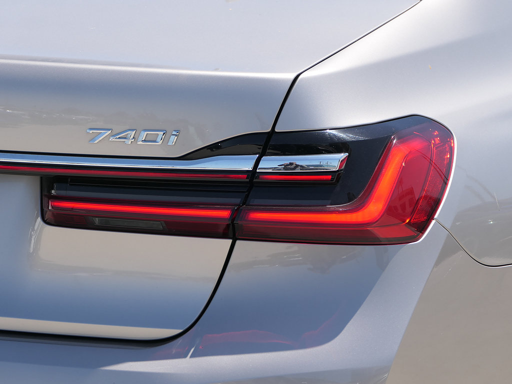 Used 2020 BMW 740i w/ Premium Package RWD image 4