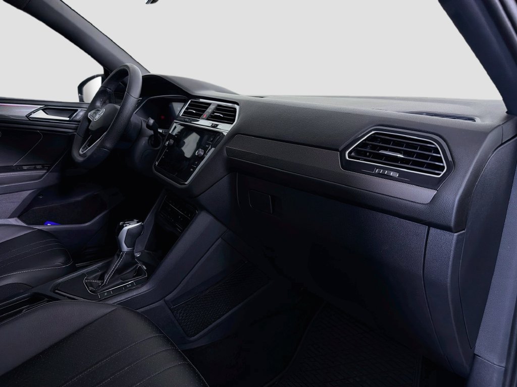 Used 2024 Volkswagen Tiguan SE R-Line FWD image 31
