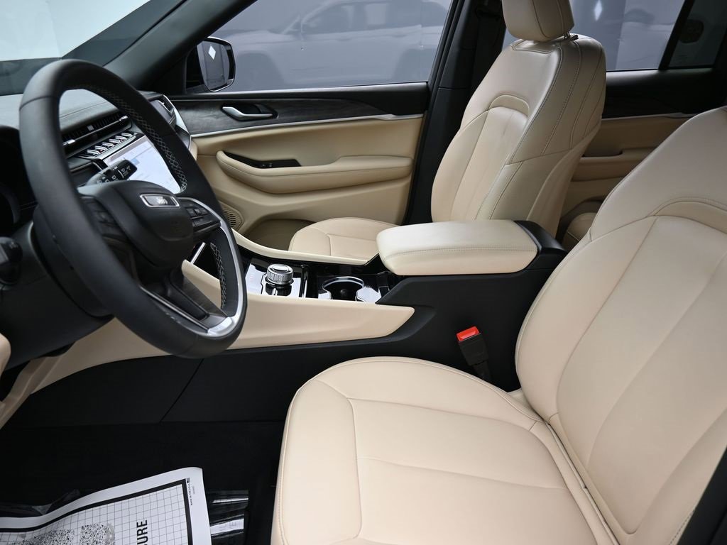 Used 2023 Jeep Grand Cherokee Limited image 10