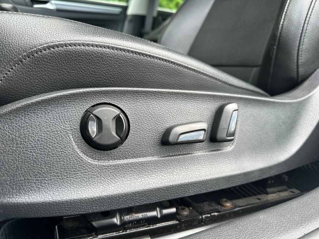 Used 2017 Volkswagen Passat 1.8T R-Line w/ R-Line Lighting Package FWD image 9