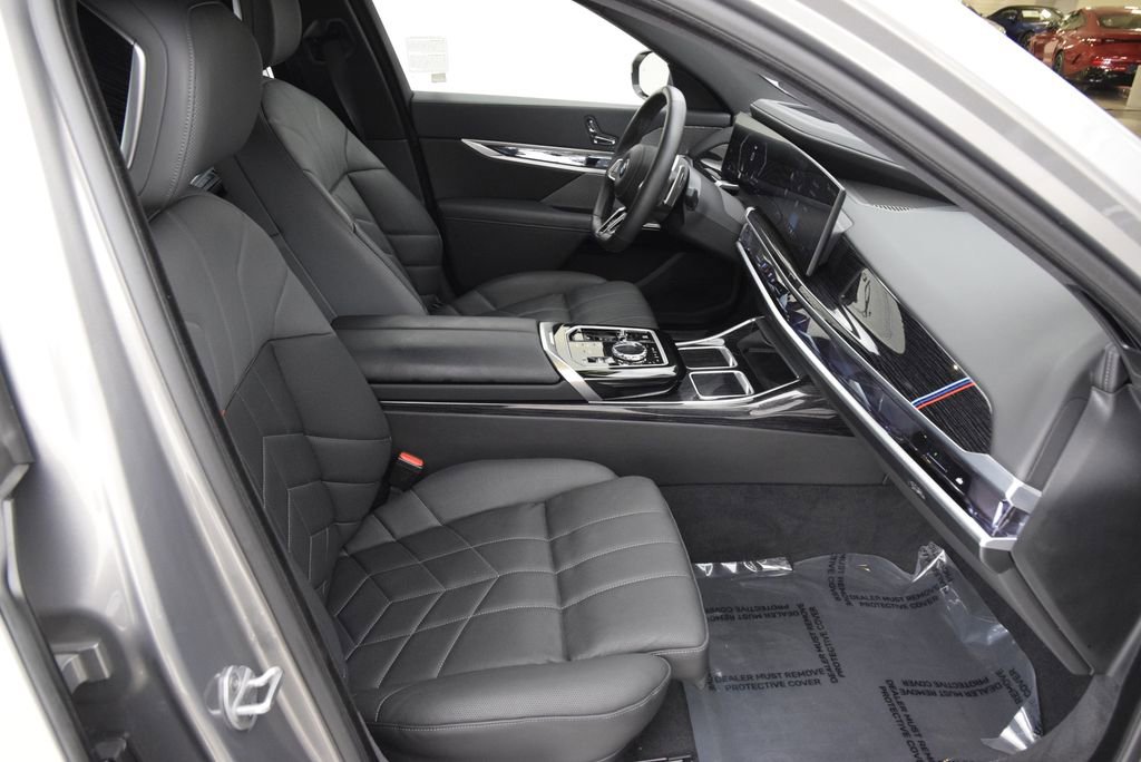 Used 2025 BMW 760i xDrive w/ Executive Package image 18