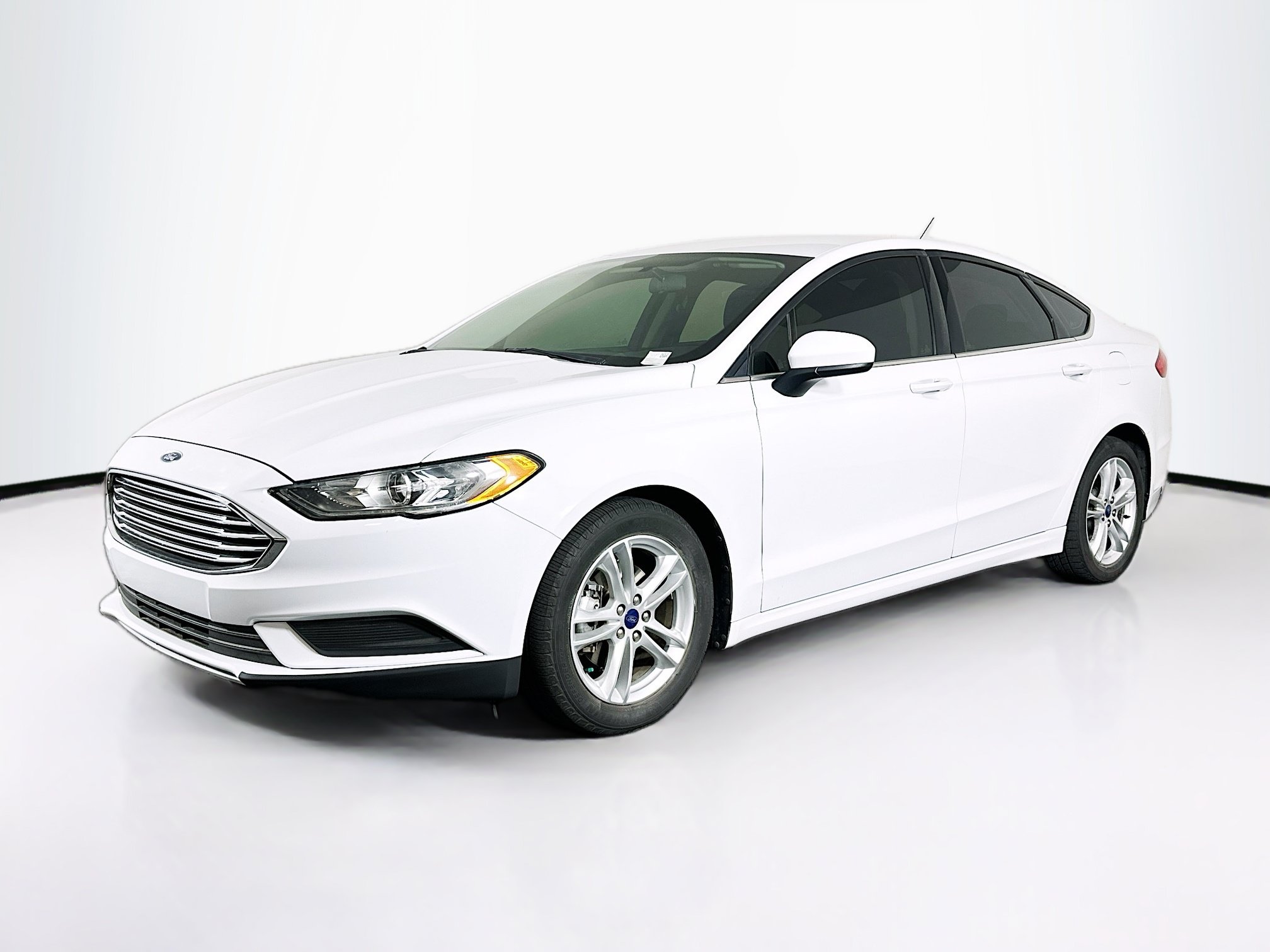 Used 2018 Ford Fusion SE w/ Fusion SE Technology Package FWD image 3
