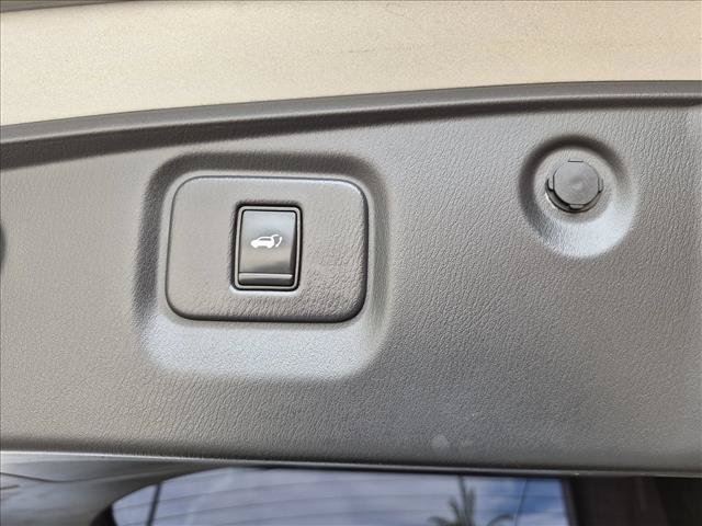 Used 2017 Nissan Pathfinder Platinum w/ Cargo Package FWD image 7