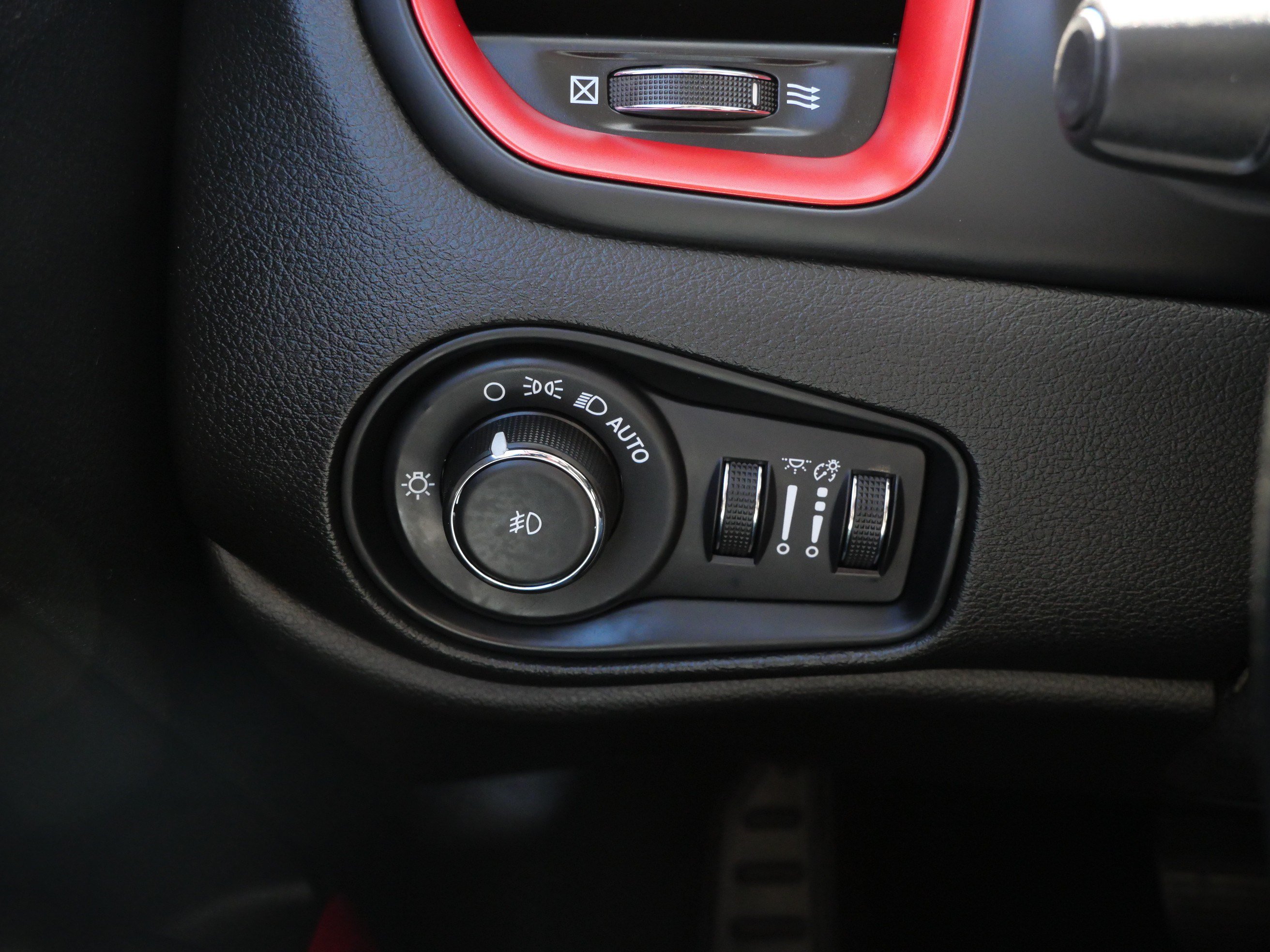 Used 2023 Jeep Renegade Latitude w/ Sun/Sound Group AWD/4WD image 27