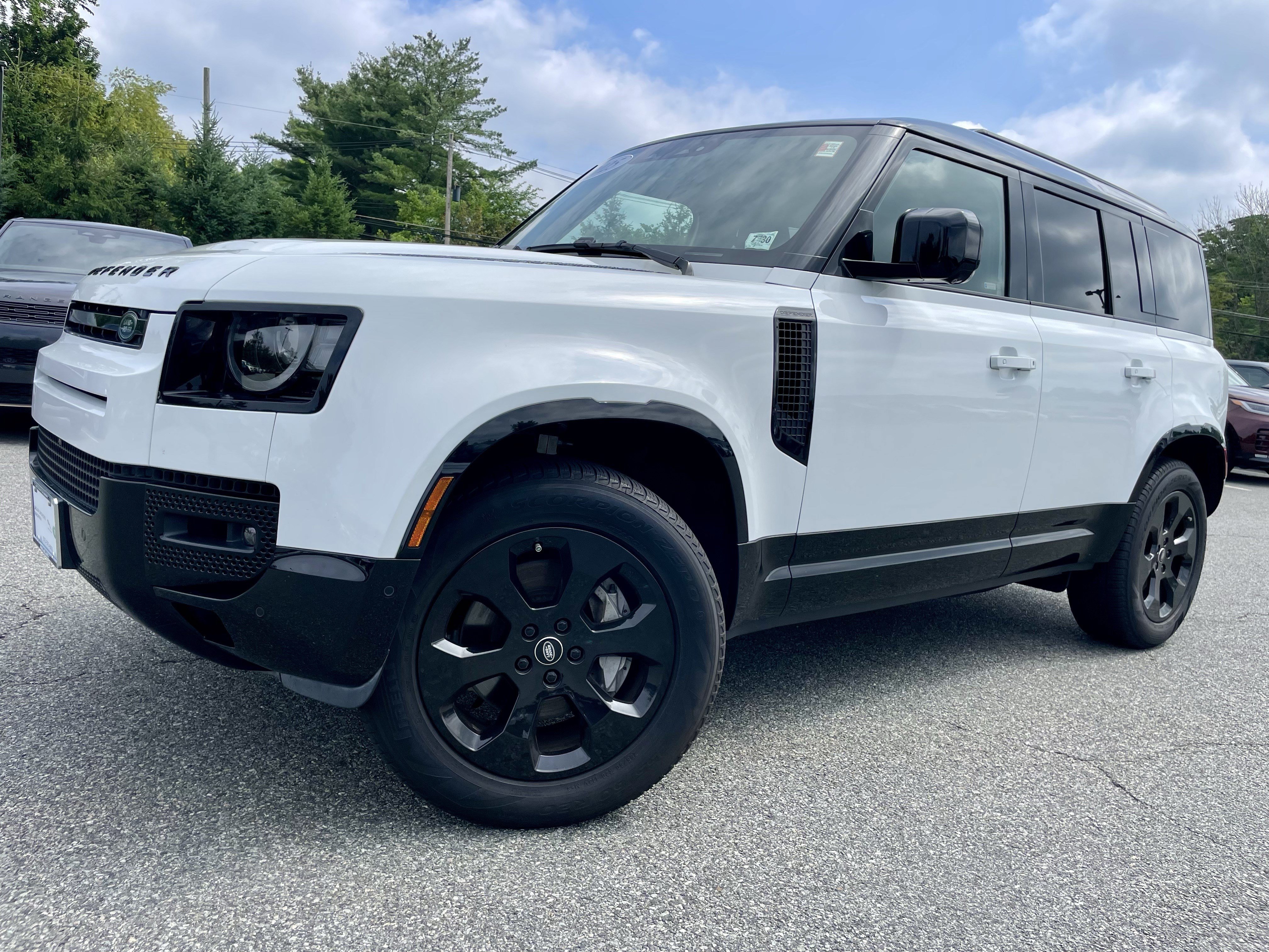 Certified 2025 Land Rover Defender 110 X-Dynamic SE AWD/4WD image 36
