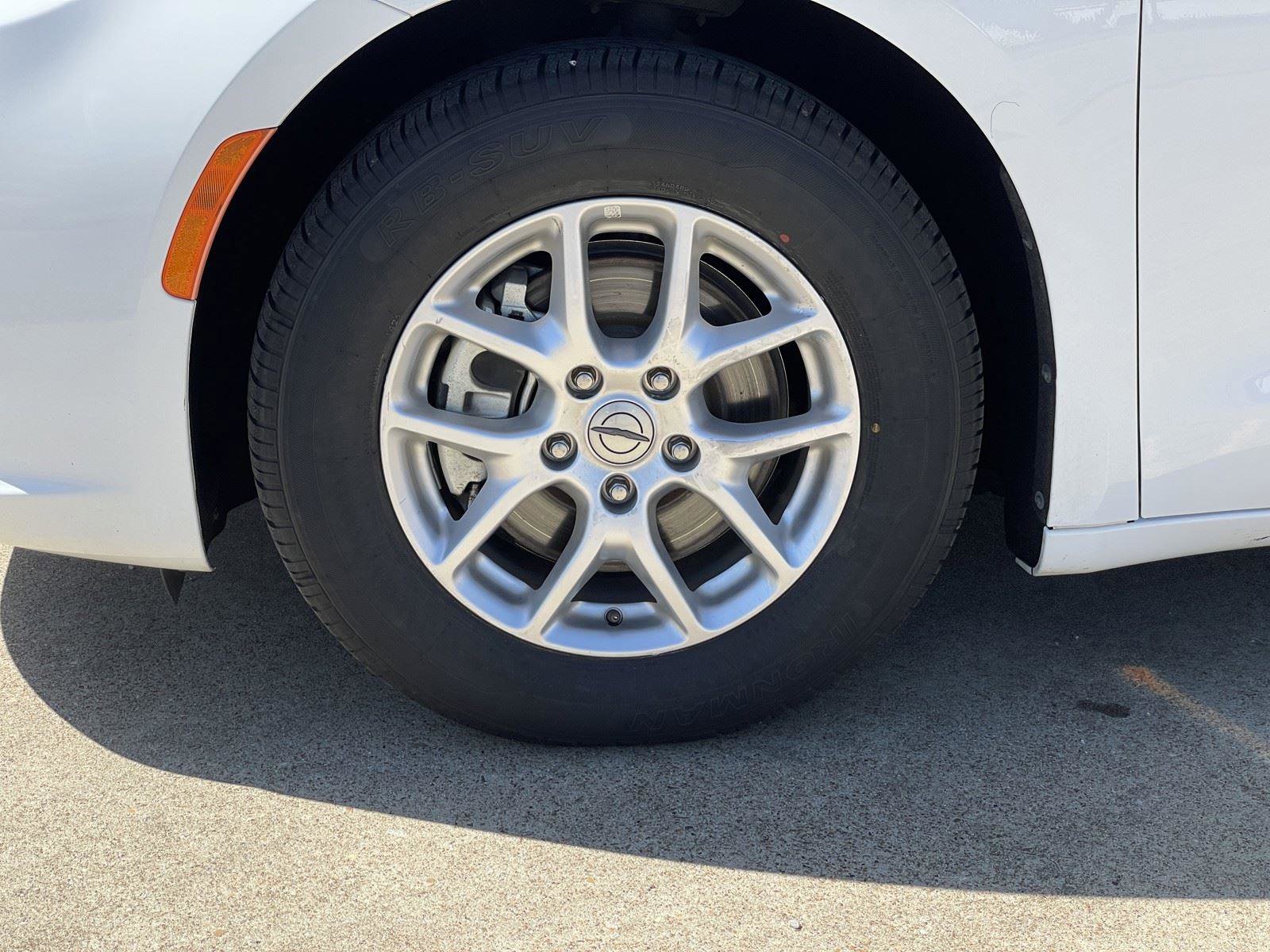 Used 2023 Chrysler Pacifica Touring-L image 54