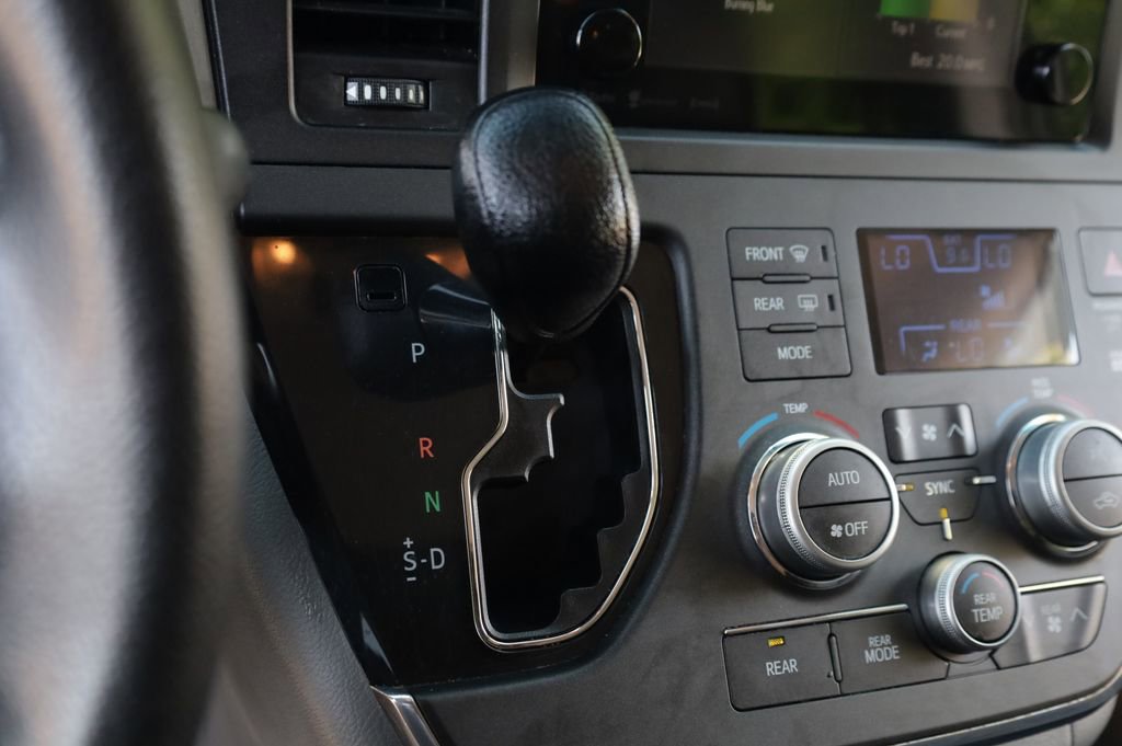 Used 2017 Toyota Sienna LE AWD/4WD image 9