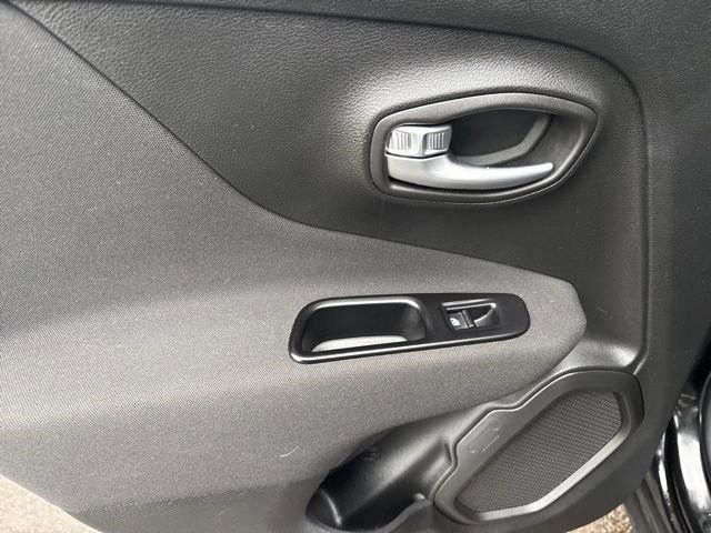 Used 2021 Jeep Renegade Latitude image 31