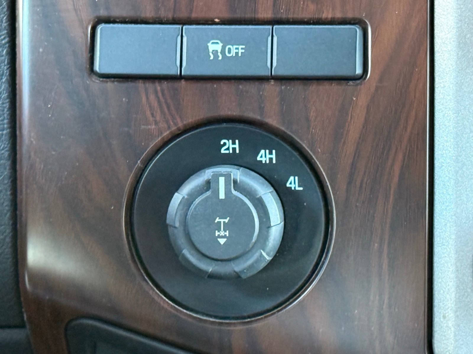 Used 2015 Ford F350 Lariat w/ Lariat Chrome Package image 21