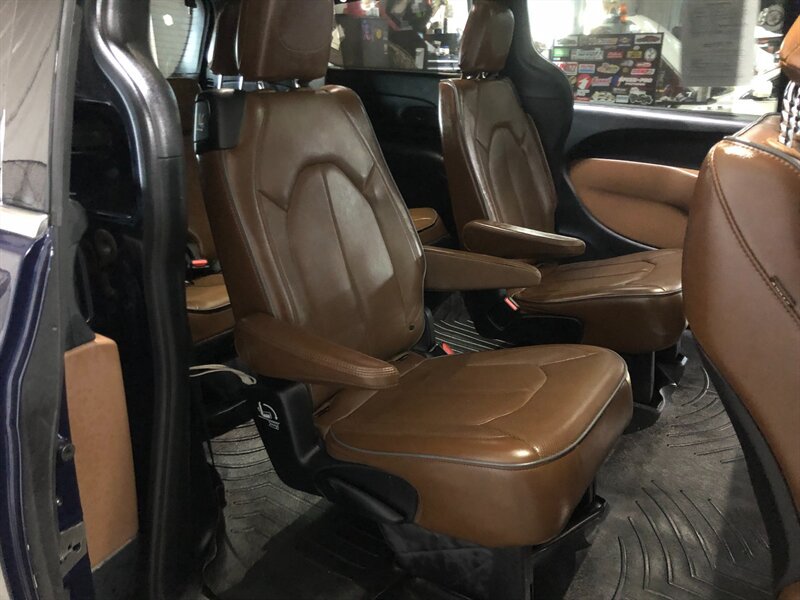 Used 2018 Chrysler Pacifica Limited w/ Tire & Wheel Group FWD image 27