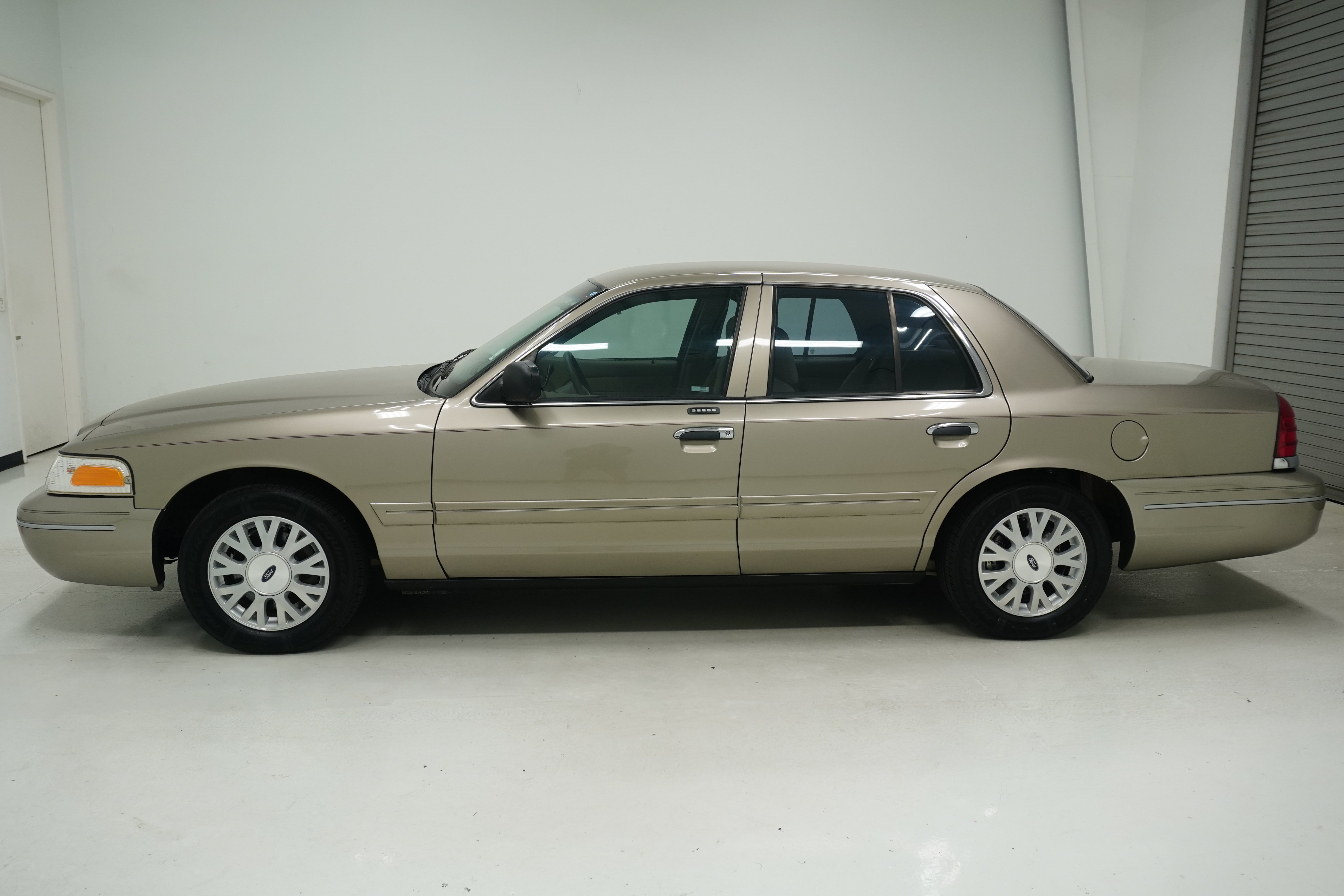 Used 2004 Ford Crown Victoria LX RWD image 5