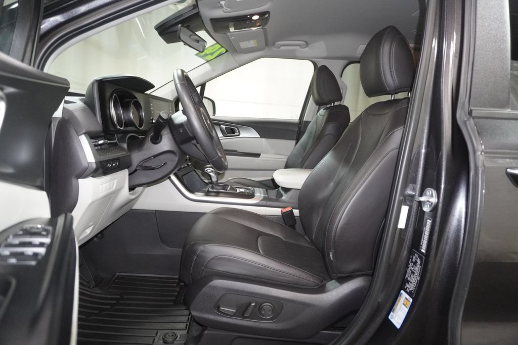 Used 2024 Kia Carnival LX FWD image 11