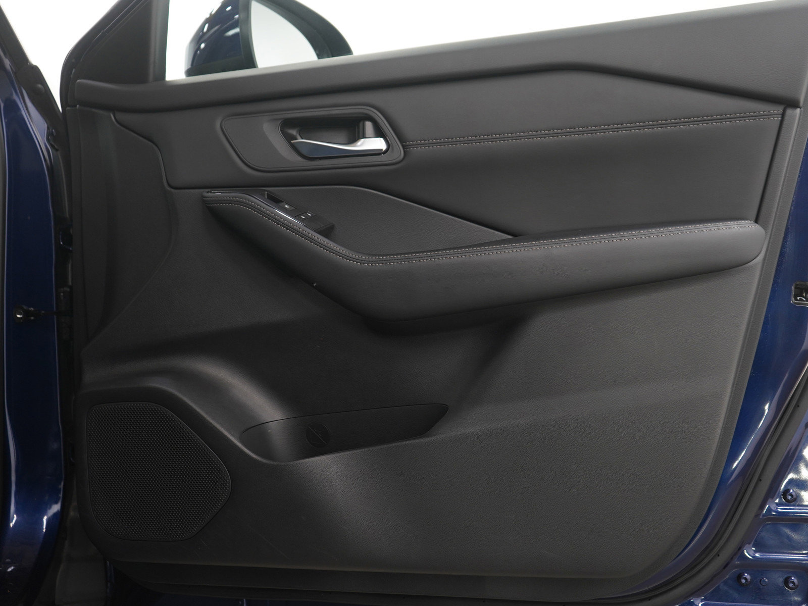 Used 2024 Nissan Rogue SV w/ SV Premium Package image 11