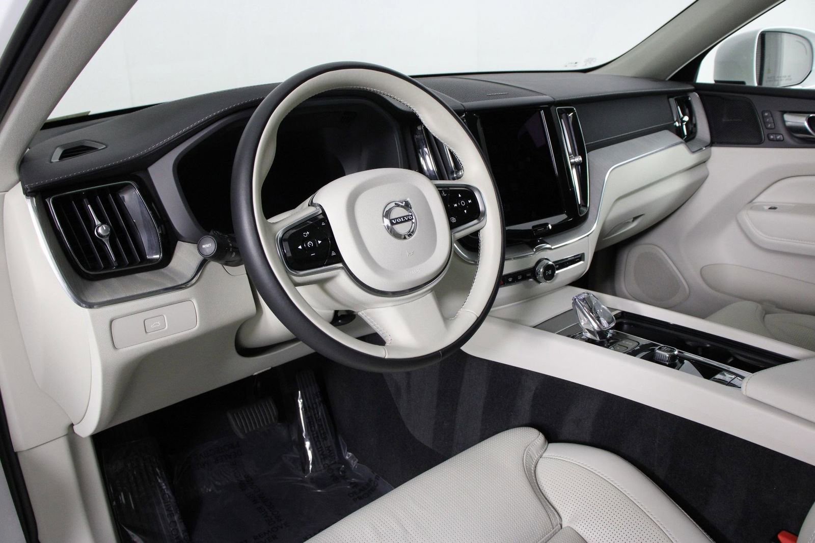 Certified 2023 Volvo XC60 B5 Ultimate image 14