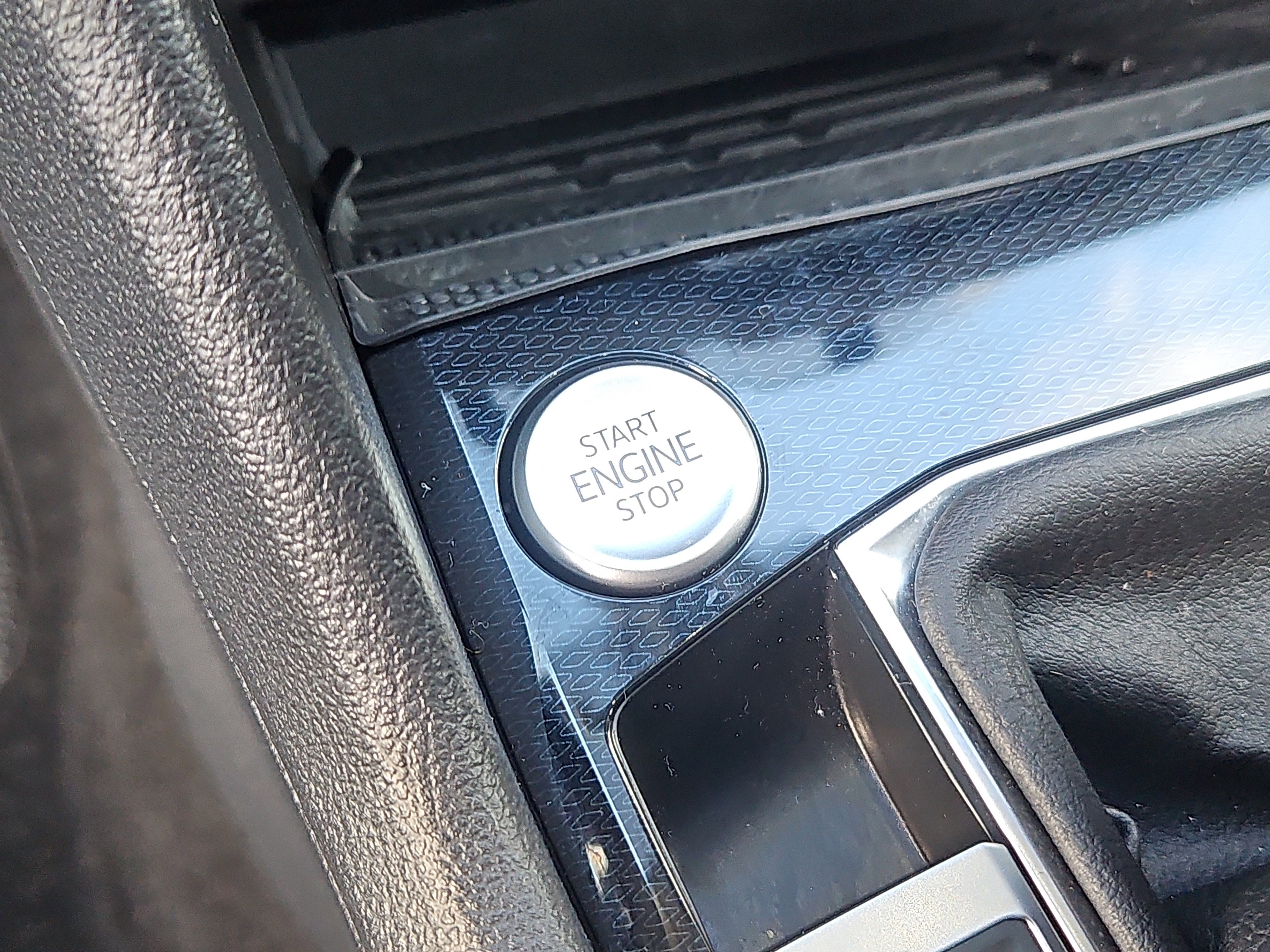 Used 2025 Volkswagen Taos SEL image 18