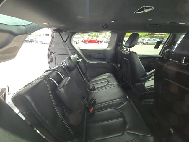 Used 2022 Chrysler Pacifica Touring-L w/ Uconnect Theater Family Group FWD image 9