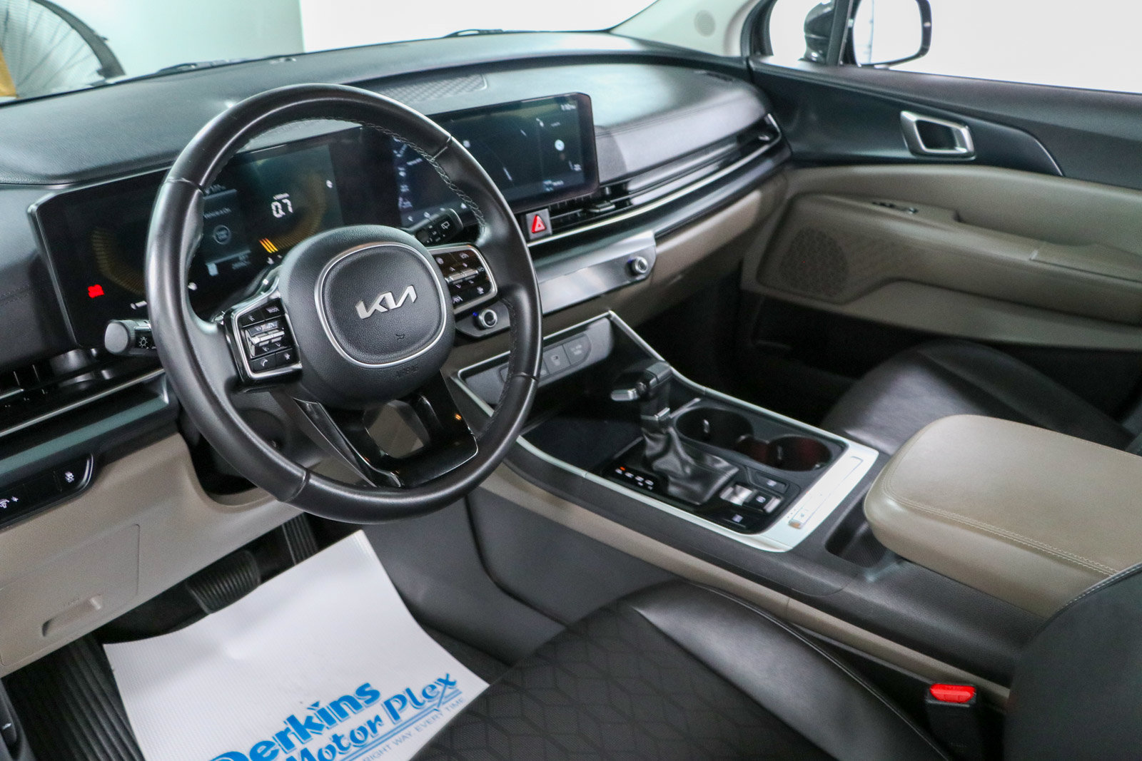 Used 2025 Kia Carnival FWD image 23