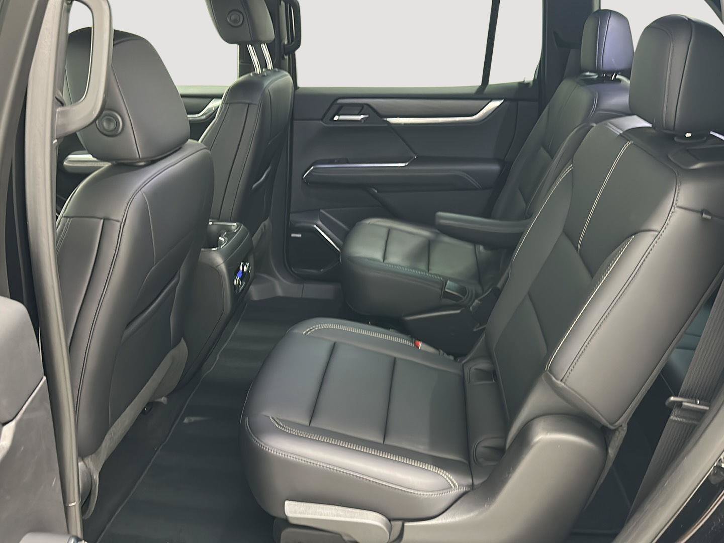 Used 2025 GMC Acadia Elevation w/ Elevation Premium Package AWD/4WD image 24