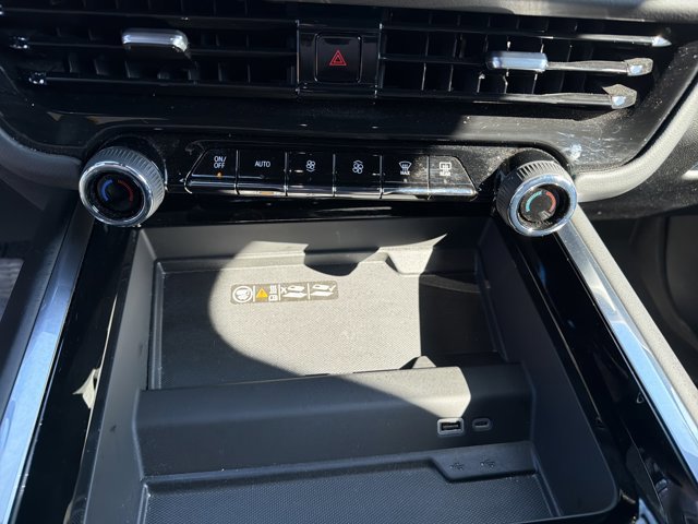 Used 2025 Chevrolet Tahoe High Country AWD/4WD image 23