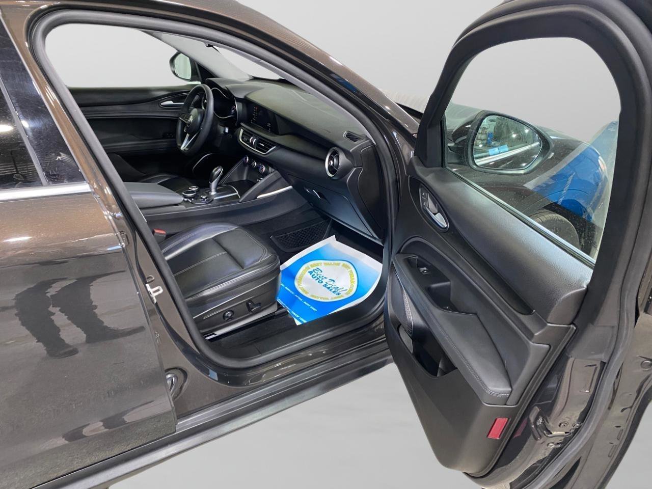 Used 2018 Alfa Romeo Stelvio AWD image 27