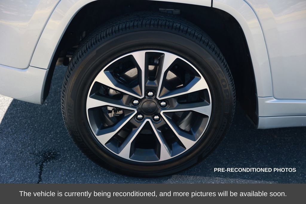 Used 2023 Jeep Grand Cherokee Overland w/ Advanced Protech Group III image 9