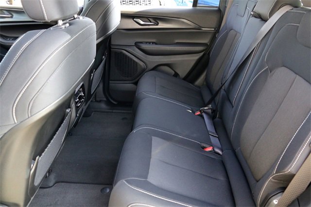 Used 2025 Jeep Grand Cherokee Laredo image 23