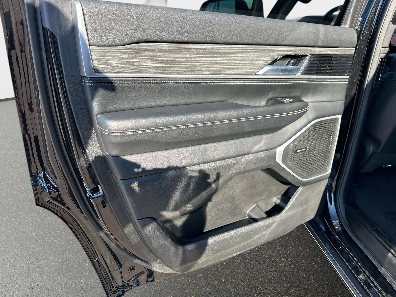 Used 2022 Jeep Wagoneer Series III w/ Flexible Seating Group image 13