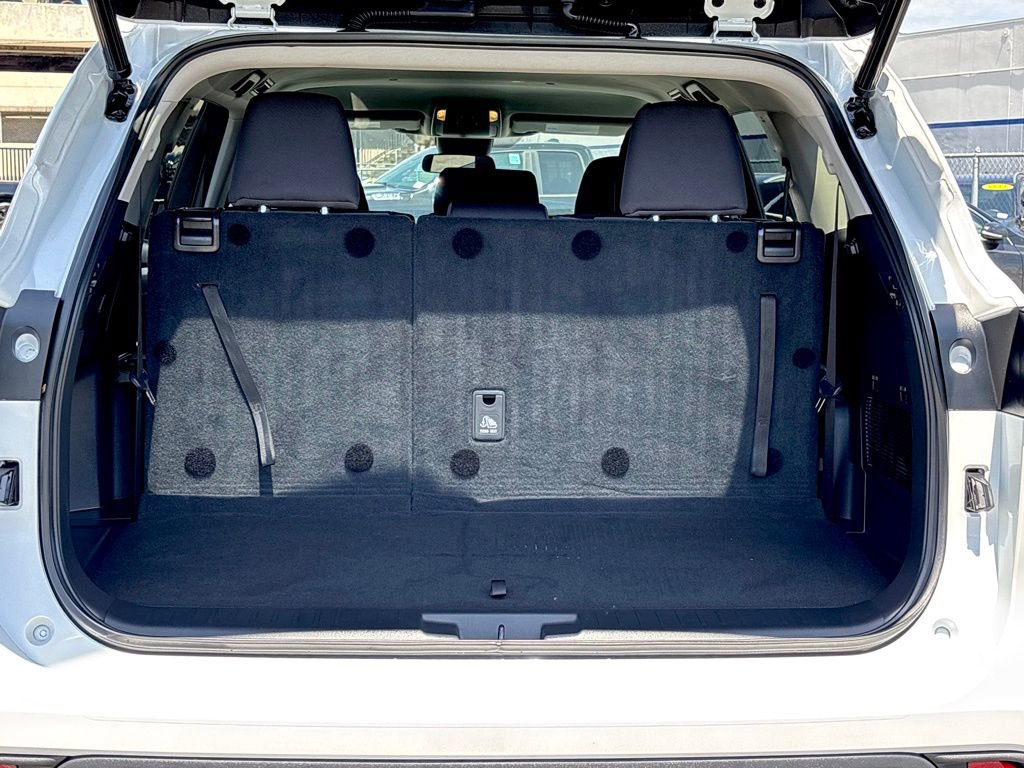 Used 2022 Toyota Highlander LE FWD image 27