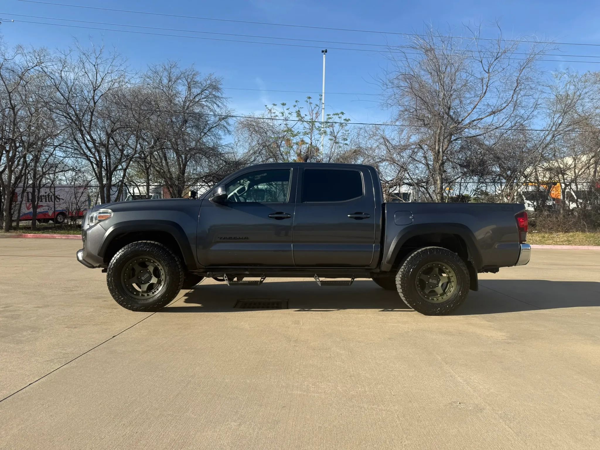 Used 2018 Toyota Tacoma TRD Off-Road AWD/4WD image 3