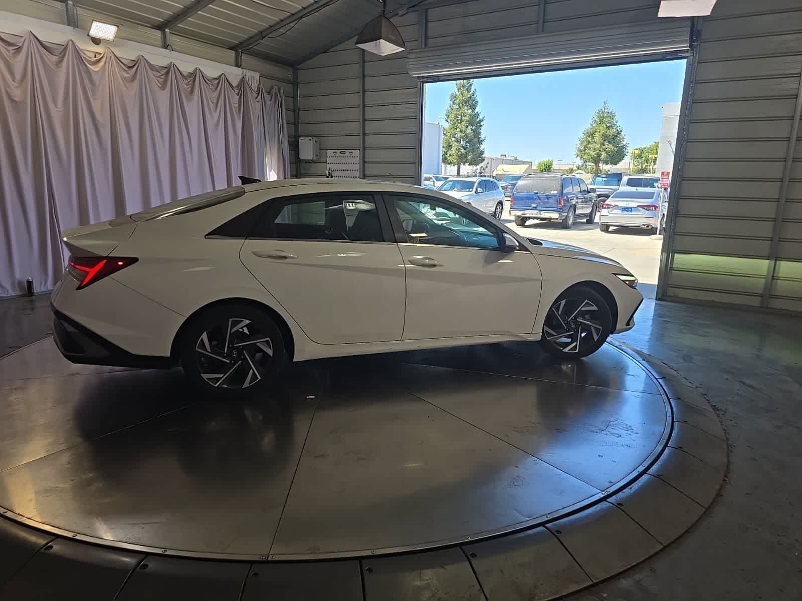 Used 2025 Hyundai Elantra Limited FWD image 4