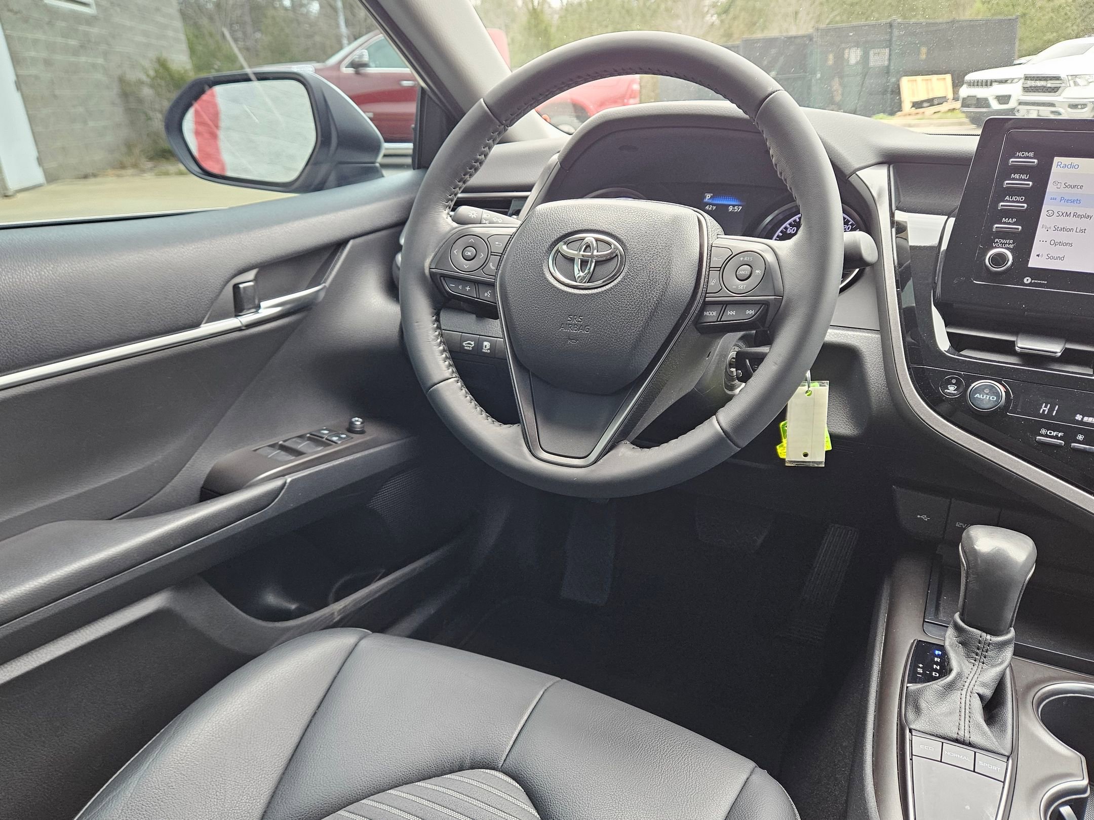 Used 2022 Toyota Camry SE FWD image 9